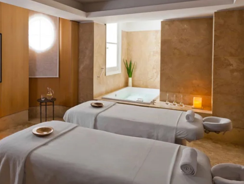 Sala doble para masaje en pareja con dos camillas preparadas