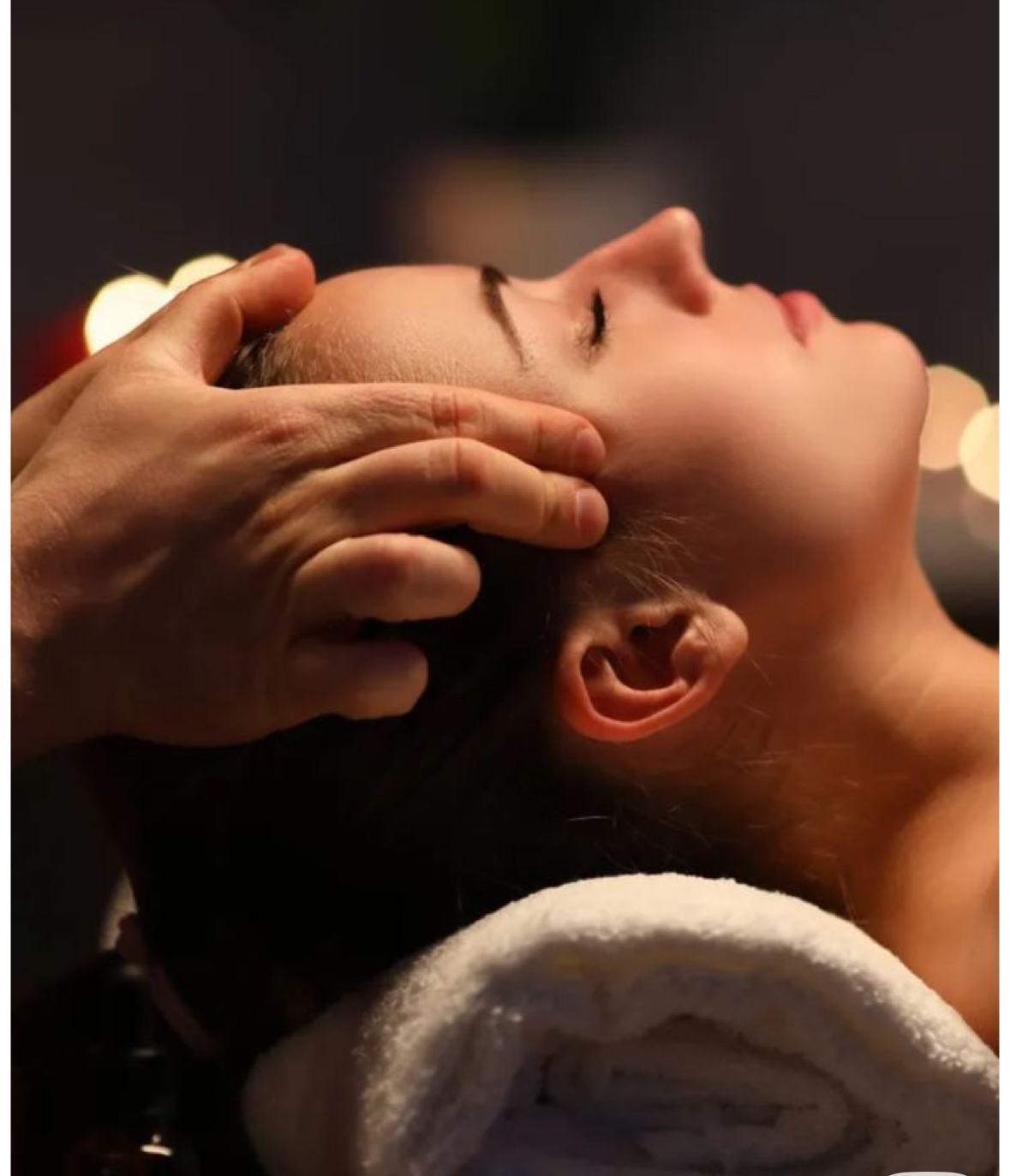 Masaje facial Kobido con las manos sobre el rostro y el cuello